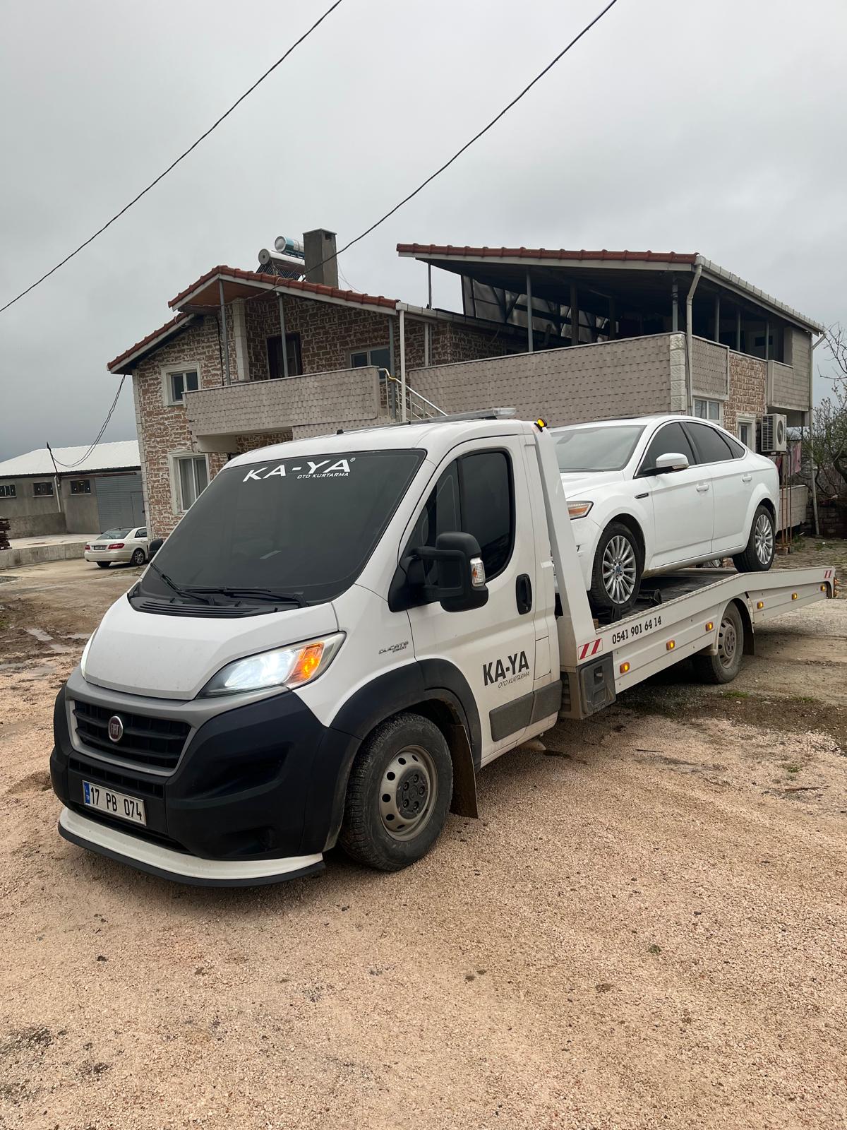 Çekici üzerinde beyaz araç